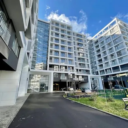 Apartament Modern Sunny & Airy Apt In Business Area & Airport Parking Spot