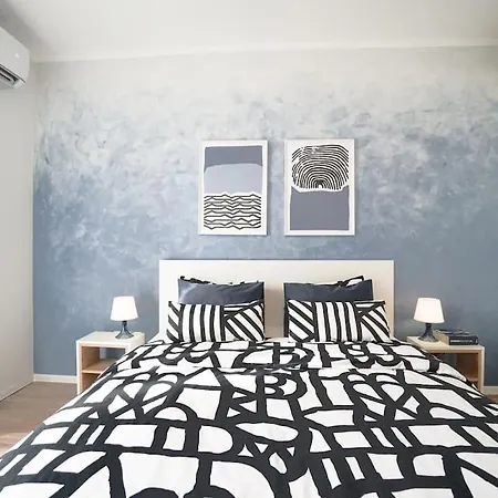 Modern Sunny & Airy In Business Area & Airport Parking Spot *