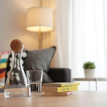 Modern Sunny & Airy In Business Area & Airport Parking Spot شقة