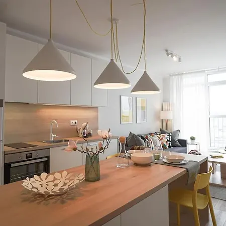 Modern Sunny & Airy Apt In Business Area & Airport Parking Spot Apartament *