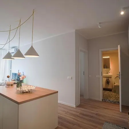 Appartement Modern Sunny & Airy Apt In Business Area & Airport Parking Spot