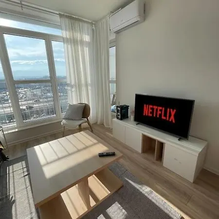 Modern Sunny & Airy Apt In Business Area & Airport Parking Spot Appartement