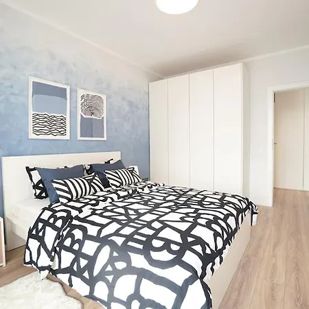 Апартаменты Modern Sunny & Airy Apt In Business Area & Airport Parking Spot *