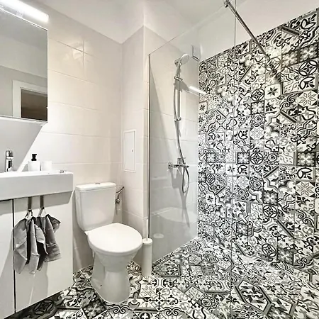 Modern Sunny & Airy Apt In Business Area & Airport Parking Spot София